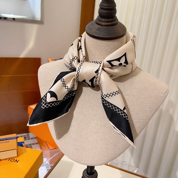 💎✨AUTHENTIC✨💎Louis Vuitton scarf - Picture 6 of 7
